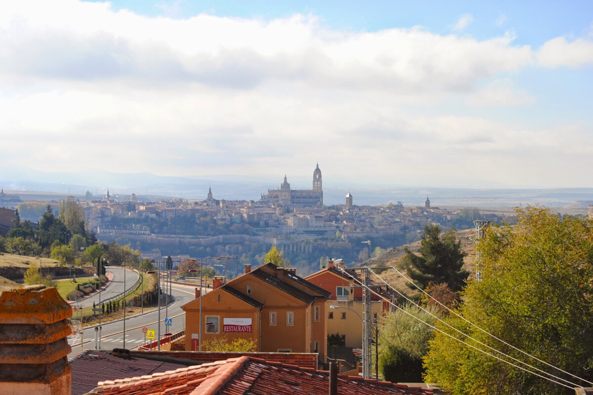 Vista de Segovia alojandote en El Mirador