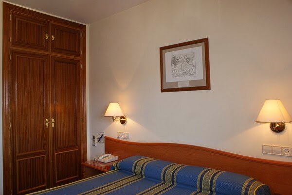 cama de matrimonio y armario
